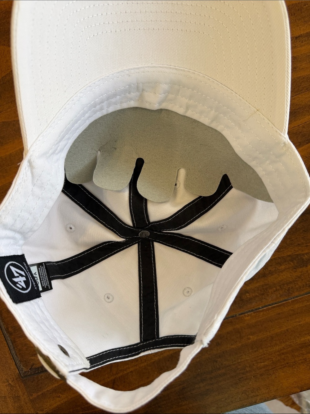 ‘47 Women’s White Baseball Cap with Pink Heart Logo - Picture 8 of 9